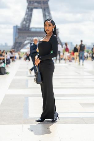 Tayshai Adams csizmát és ruhát visel a Haute Couture FallWinter divathéten, amely a párizsi divathéten látható hírességek trendje.
