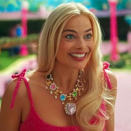 Margot Robbie kaip Barbė filme „Barbie“ Vintage Chanel Choker