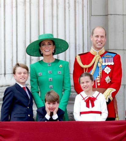 Принц Вилијам, принц од Велса, принц Луј од Велса, Катарина, принцеза од Велса, принцеза Шарлота од Велса и принц Џорџ од Велса на балкону Бакингемске палате