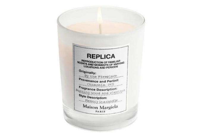 Maison Margiela „REPLICA” a kandalló illatú gyertyájánál
