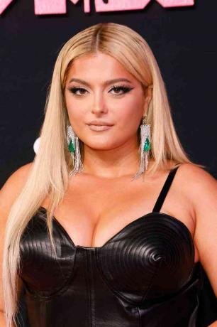 Bebe Rexha usa un delineador de ojos afilado con cejas atrevidas y pestañas prominentes